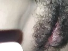 Skiet nog'n las op haar harige pussy